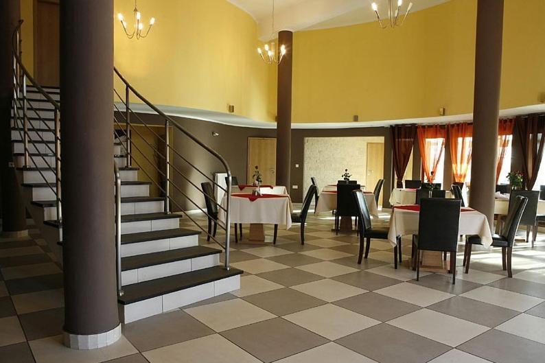Hotel Sunny Познань Экстерьер фото